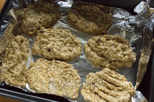 Положить овсяное тесто на противень