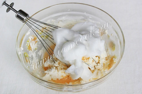 Смешали все взбитые ингредиенты