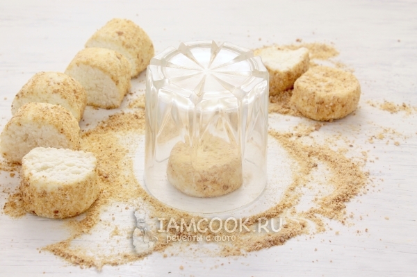 Обвалять сырники в сухарях