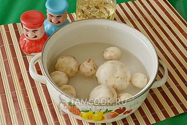 Положить грибы в кастрюлю с водой