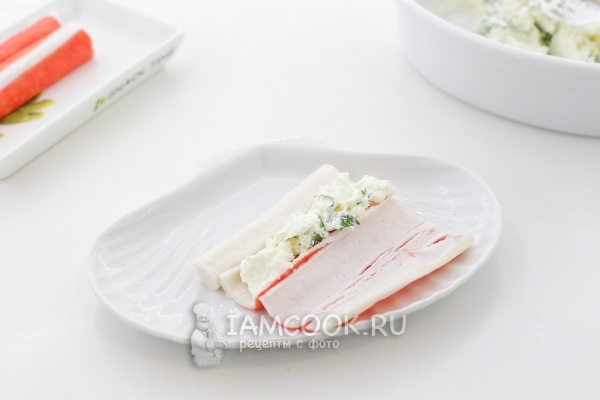 Положить творог в крабовую палочку