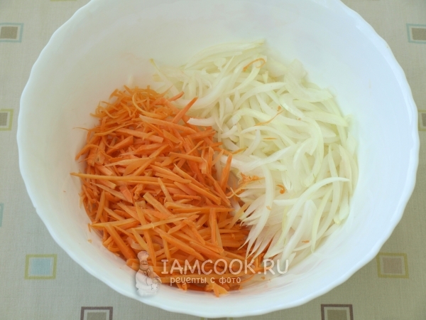 Порезать лук и натереть морковь