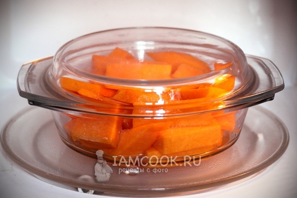 Поставить тыкву в микроволновку