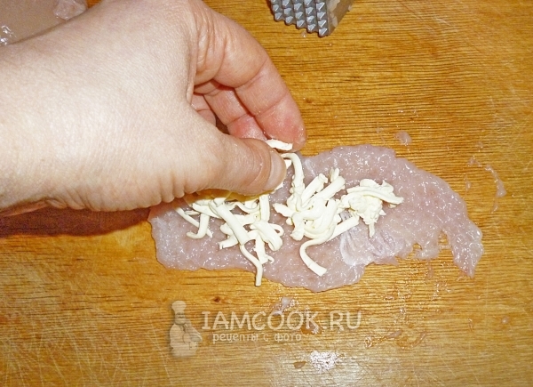 Положить на мясо сыр