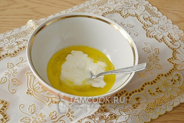 Положить сметану