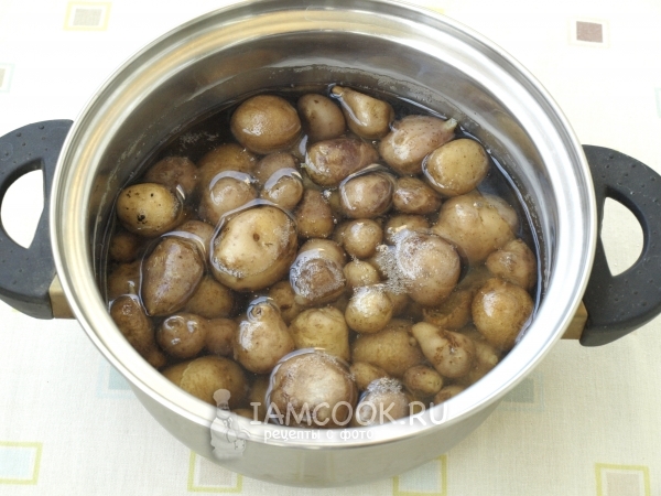 Положить картофель в кастрюлю с водой