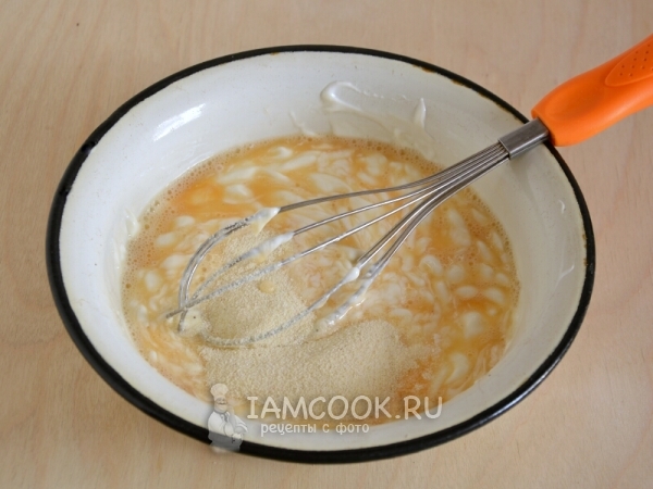 Добавить творог, манку, соль и ванилин