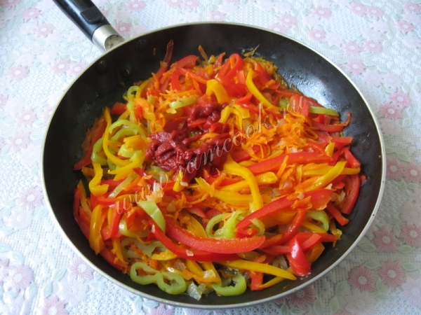 Добавить томатную пасту