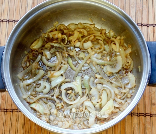 Обжарить лук