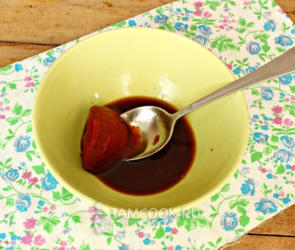 Соединить соевый соус, мед и томатную пасту