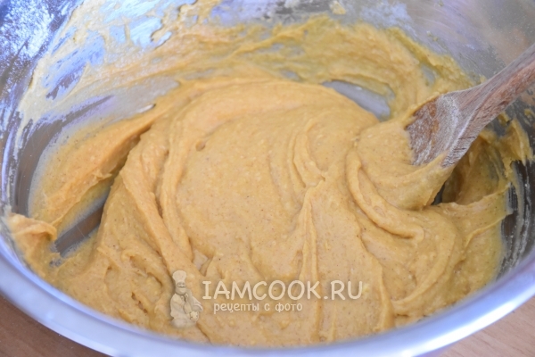 Всыпать муку и размешать тесто