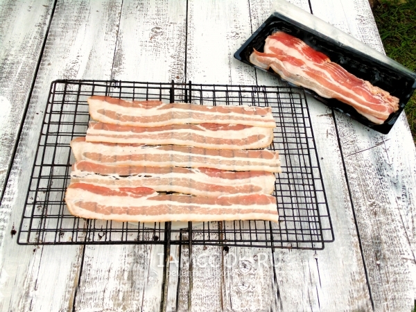 Положить бекон на решетку