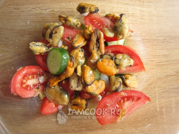 Смешать мидии с овощами