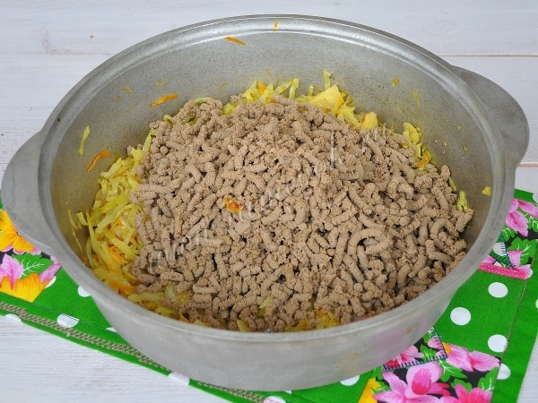 Капуста тушеная с фаршем из говяжьей печени