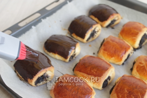 Смазать шоколадной глазурью