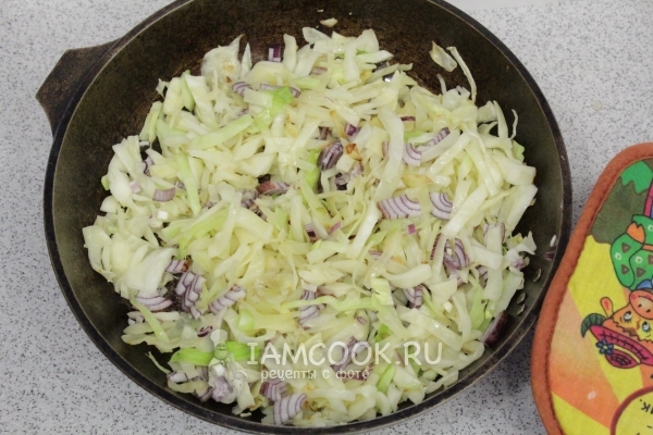 Пожарить лук и капусту