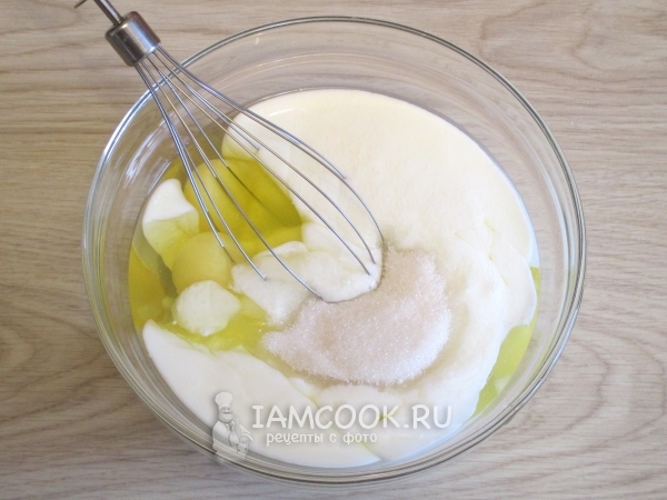 Соединить яйца с кефиром и сахаром