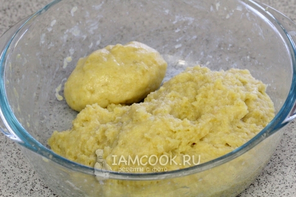 Формируем биточки из картофельного пюре