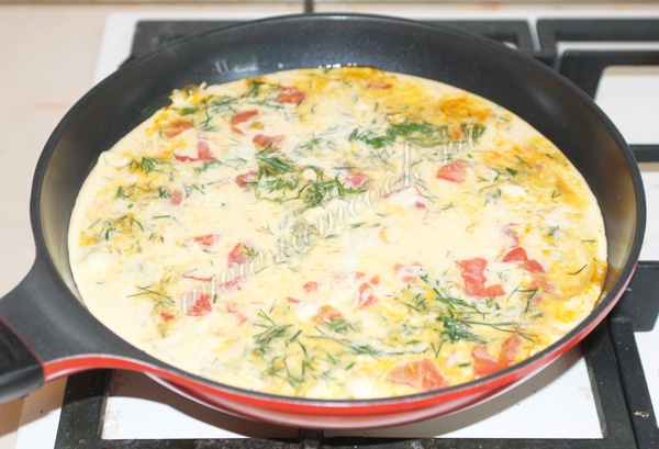 приготовление омлета на сковороде