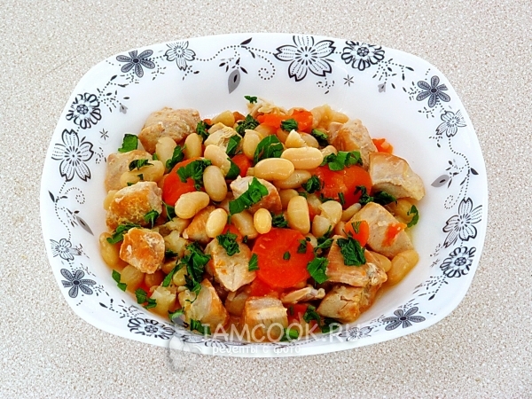 Рецепт куриного филе с фасолью в горшочке