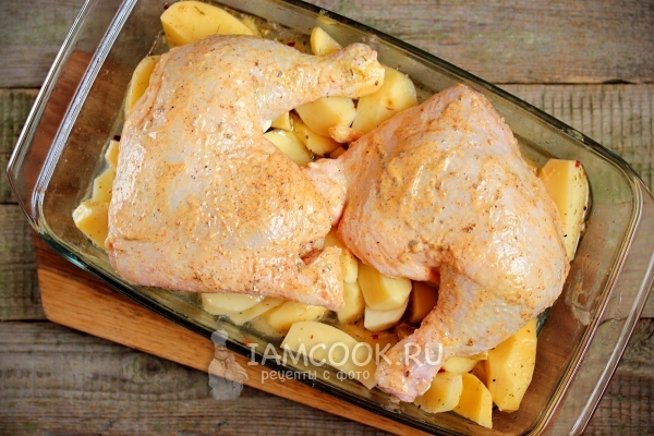 Выложить курицу на картофель