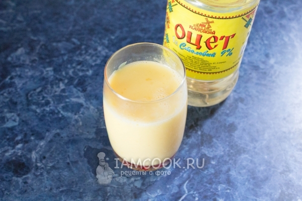 Влить во взбитые яйца уксус