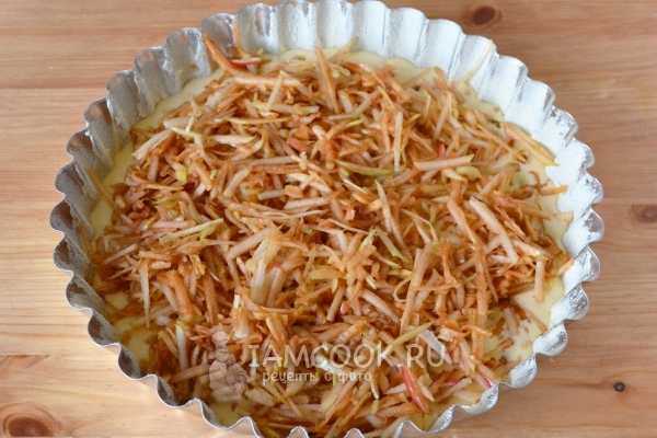 Уложить в форму тесто и яблоки