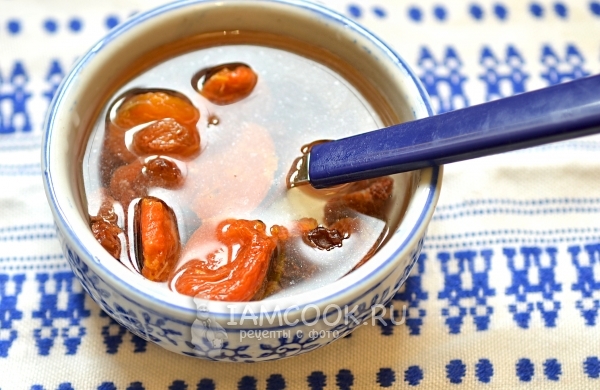 Изюм и курагу залить кипятком