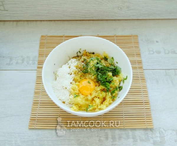 Положить яйцо, специи, зелень и муку