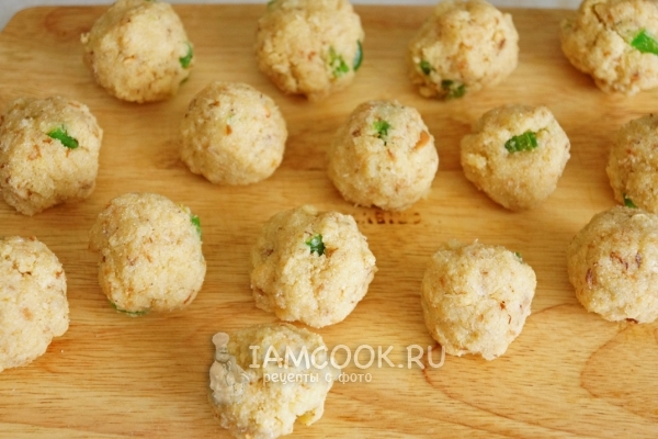 Скатать из массы шарики