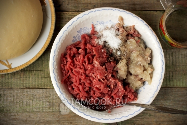 Смешать ингредиенты для фарша