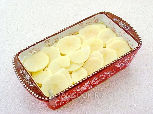 Уложить картофель в форму