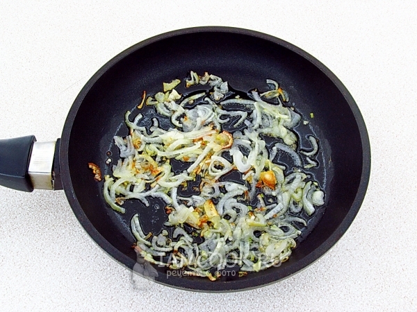 Обжарить лук