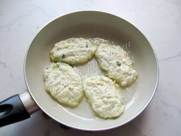 Жарим кабачковые оладьи