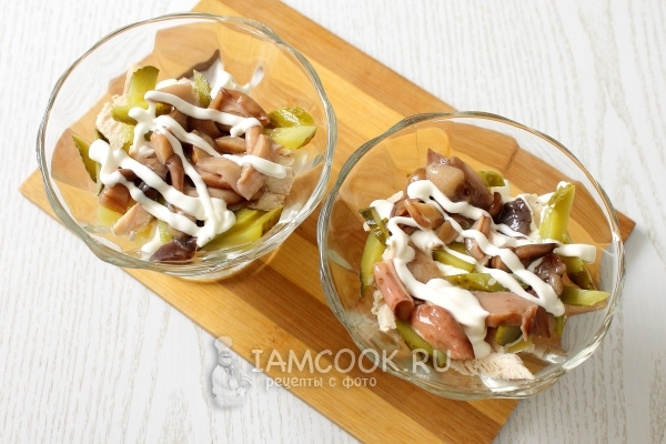 Положить слой огурцов с грибами и майонезом