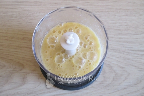 Взбить бананы с яйцом блендером
