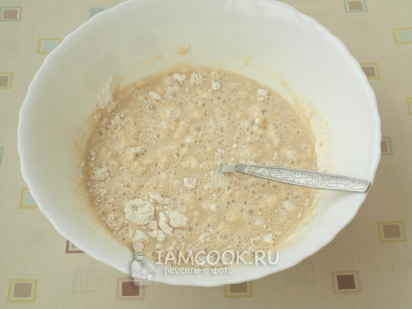 Добавить муку и замесить тесто