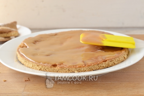 Смазать корж кремом