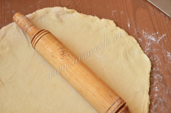 Раскатываем тесто для баноффи