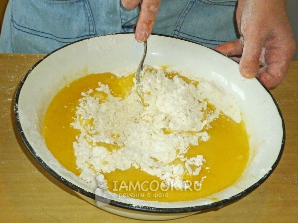 Начать замес теста вилкой