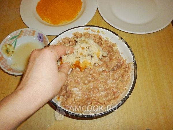 Положить размоченный хлеб