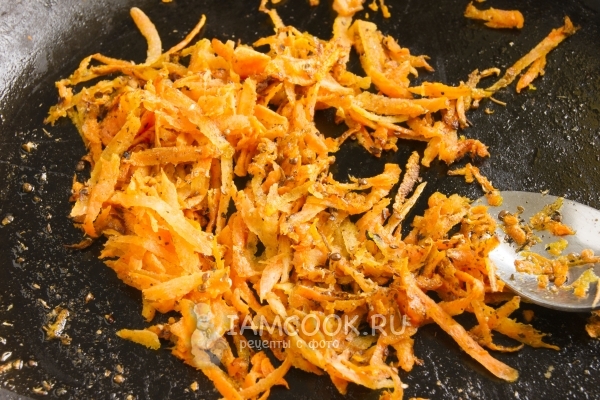 Обжарить морковь
