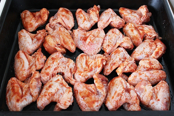 Куриные крылышки на противне