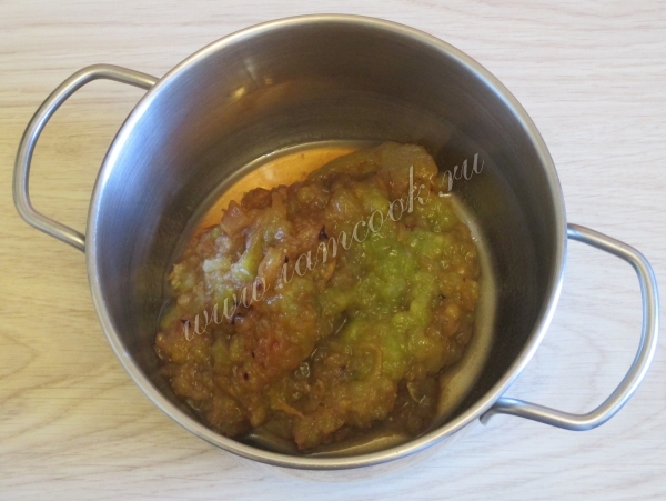 Сливовое пюре в кастрюле