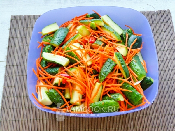 Порезать огурцы и натереть морковь