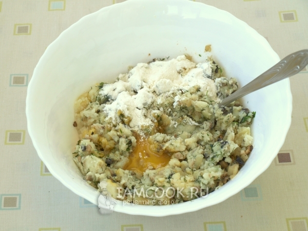 Положить яйцо, муку и зелень