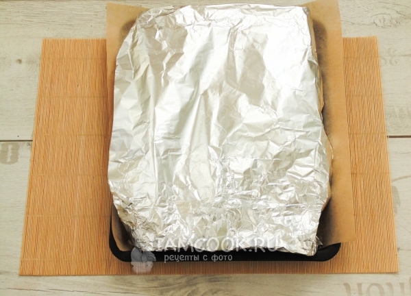 Накрыть дед мороза из теста фольгой