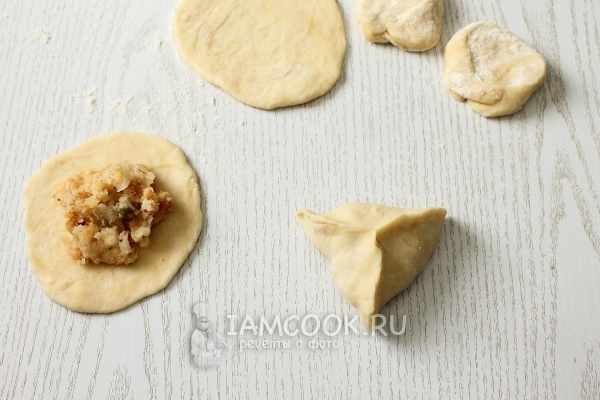 Положить на кружок теста начинку