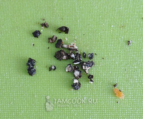 Порезать горошины черного перца