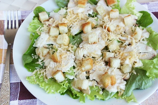 Рецепт вкусного салата Цезарь из курицы
